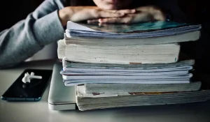 «Тройки» вместо двоек: как в Казахстане будут бороться с ошибками в учебниках