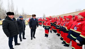 Аким области Абай вручил скорой помощи Семея ключи от новых санитарных авто