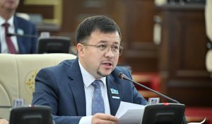 «Заставляют облизывать пол»: депутат раскритиковал психологические тренинги