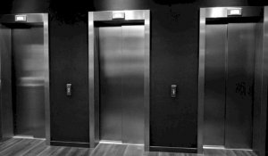 Лифт с пассажиром сорвался в 16-этажном ЖК Шымкента