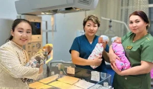 В Алматы 39-летняя женщина родила тройню и сразу стала многодетной мамой