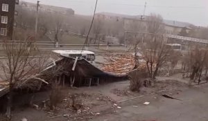 Сильный ветер сорвал крыши: последствия шторма в Сарысуском районе