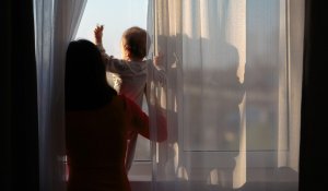 Выбросила детей из окна: в Жамбылской области расследуют покушение на убийство малолетних