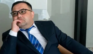 Депутат Самат Нуртаза заявил, что его украденный iPhone не могут найти уже полтора года