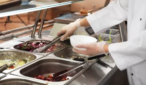 Депутат заявил, что половина школьной еды в Казахстане выбрасывается