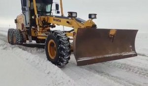 Водитель спецтехники погиб во время работ по расчистке трассы в ВКО