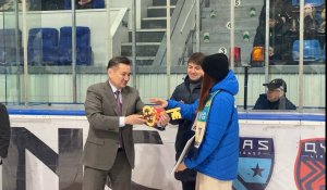 Чемпионке XXV Сурдлимпийских игр Фаине Мейрмановой аким ВКО вручил сертификат от квартиры