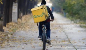 Курьер домогался девушки: требования к агрегаторам доставки усилят в Алматы