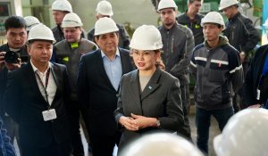 Человек труда, безопасность и справедливость: Аида Балаева встретилась с заводчанами в Уральске
