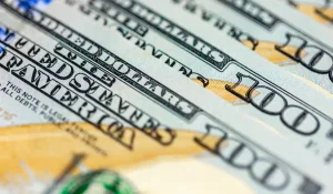 Весна начинается с тревожных цифр: доллар застрял на критической отметке