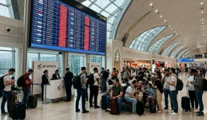 «Берите кредиты»: сотни казахстанцев застряли в Дубае под сиренами и взрывами