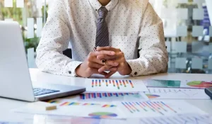 Резкое падение доллара к тенге объяснили финансисты