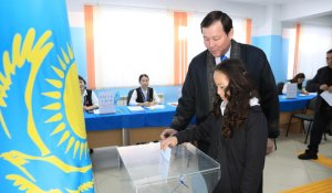 Аким Актюбинской области Асхат Шахаров проголосовал на референдуме