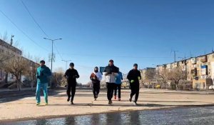 Марафонцы пробежали из Жезказгана в Сатпаев и проголосовали на своем участке