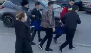 В Атырау школьницу после нападения перевели из реанимации в хирургию