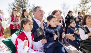 Марат Султангазиев поздравил детей с Наурызом и поддержал их творческие инициативы