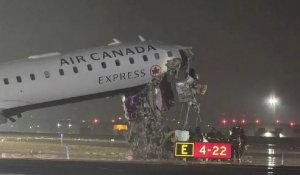 Самолет столкнулся с пожарной машиной во время посадки в Нью-Йорке