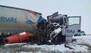 Фура протаранила погрузчик на трассе Астана – Кокшетау