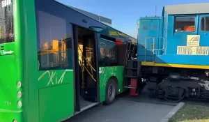 Поезд и автобус столкнулись на железнодорожном переезде в Алматинской области - есть пострадавшие