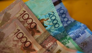 Тенге идет на рекорд: Доллар в Казахстане упал до минимума с лета 2024 года