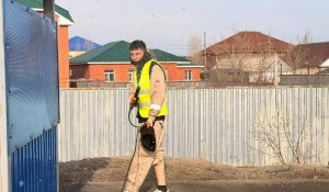 «Я не в том настроении»: Qarakesek убирает мусор и моет остановку