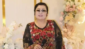 Макпал Жунисова растрогала поклонников щедрым подарком для 90-летней именинницы