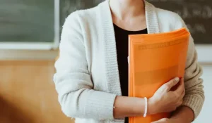 Жительницу Тараза оштрафовали за клевету на учителя