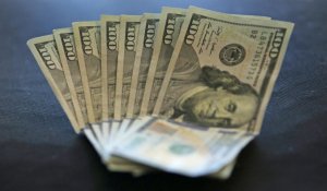 Валютный откат: Курс доллара в обменниках Алматы упал ниже официального