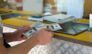 Доллар продолжает падение: сколько стоит валюта в обменных пунктах Казахстана