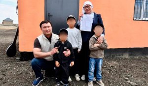 Депутат из Атырау подарил жильё четырём нуждающимся семьям