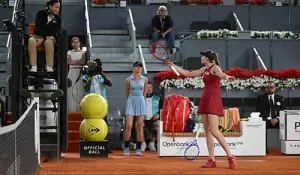 «Вы издеваетесь?!». Рыбакина устроила разборки прямо во время матча