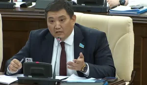 «Чьи дети учатся на халяву?!». Базарбек потребовал опубликовать фамилии «болашаковцев»