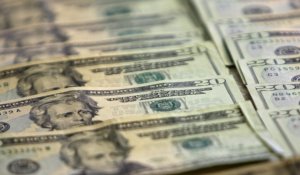 Доллар снова ниже официального курса: курс валют на 4 мая