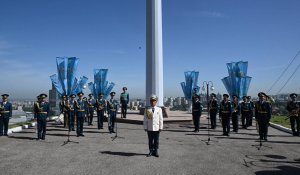 В Алматы в честь Дня защитника Отечества торжественно подняли Государственный флаг