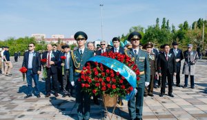 Жители Атырау возложили цветы к Вечному огню в День Победы