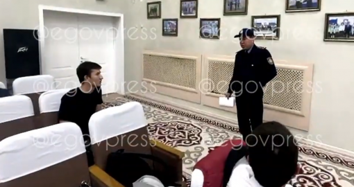 В Алматы полицейский держал школьников и не отпускал: ДП дал официальный комментарий