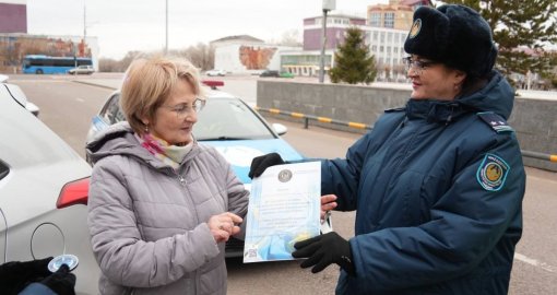 “Безопасная дорога”: в Караганде женщина-водитель 30 лет ни разу не нарушила ПДД
