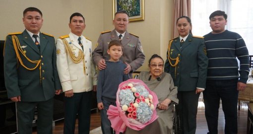 В Алматы военнослужащие с оркестром поздравили Бибигуль Тулегенову с днем рождения