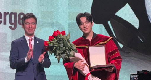 Димаш Кудайберген стал почётным профессором КазНМУ