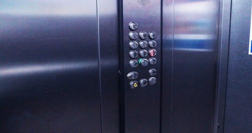 Зажало лифтом: суд вынес приговор лиректору роддома в Уральске