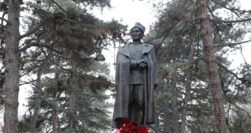 В Алматы возложили цветы к памятнику Халық Қаһарманы Бауыржана Момышулы