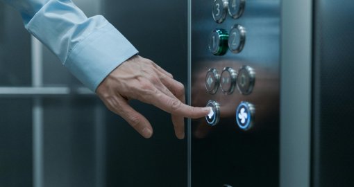 "Остановился между этажами": спасатели в Астане освободили застрявших в лифте людей