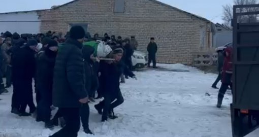 Найденных мертвыми супругов похоронили в Атырау - видео