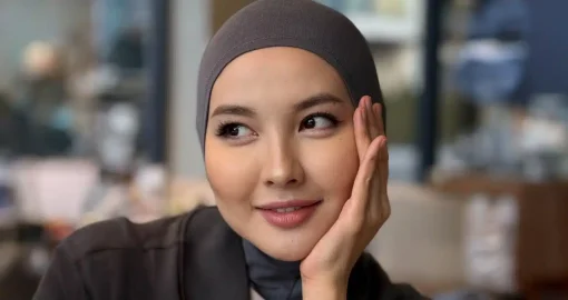 «Ходить с платком непросто»: Айдана Меденова ответила на критику после видео без хиджаба