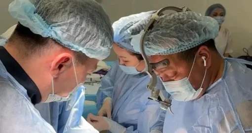 В Алматы нейрохирурги успешно провели сложную операцию пациенту с метастазами в позвоночнике