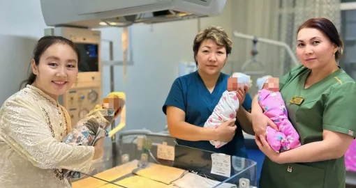 В Алматы 39-летняя женщина родила тройню и сразу стала многодетной мамой