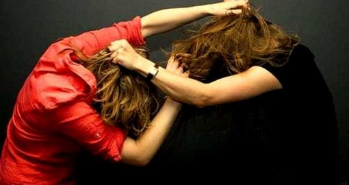 «Таскали за волосы, пинали по голове»: две девушки избили сверстницу в Акмолинской области