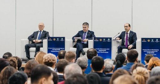 «Принимаются меры по снижению административных барьеров»: аким Атырауской области встретился с предпринимателями