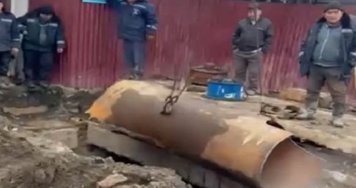 Прорвало теплотрассу: из-за аварии кипятком залило частные дома в Алматы