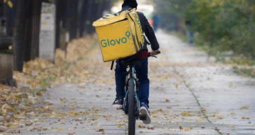 Курьер домогался девушки: требования к агрегаторам доставки усилят в Алматы